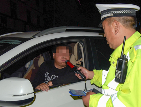 房县公安“关城门”突击夜查 打击夏季突出违法犯罪