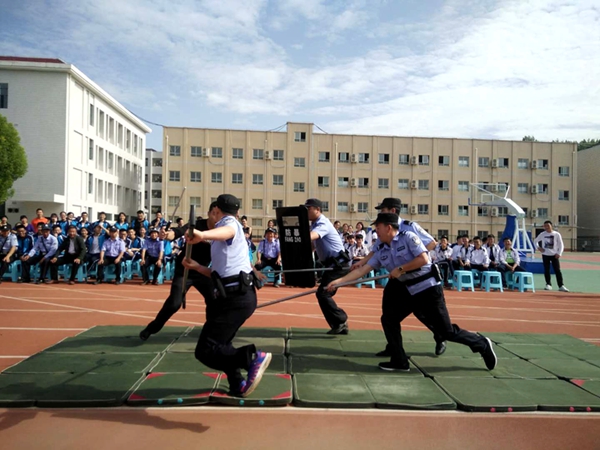 军店镇扎实开展校园反恐防暴演练