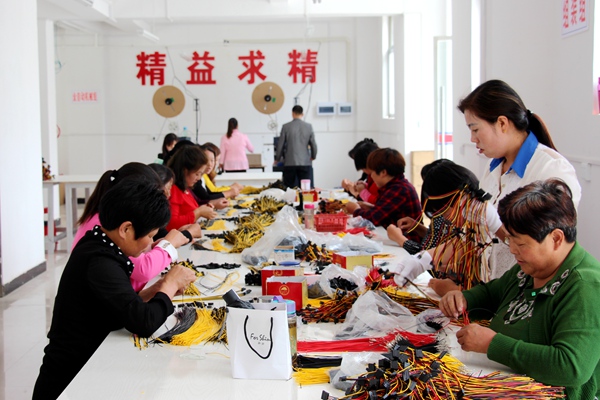 窑淮镇：全力打好“脱贫攻坚+扶贫车间”组合拳