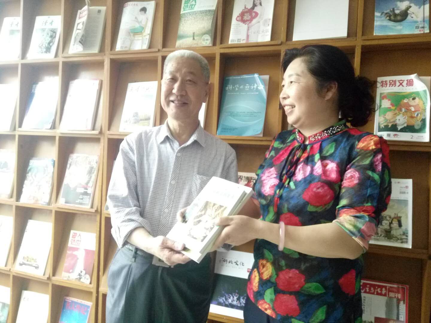 熊良銋先生向房县图书馆捐赠译著