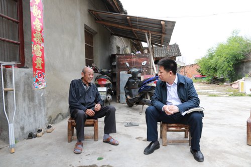 纪道清到城关镇开展精准扶贫“五大活动”