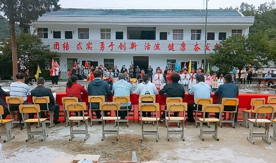 房县诚信汽配公司开展爱心助学活动