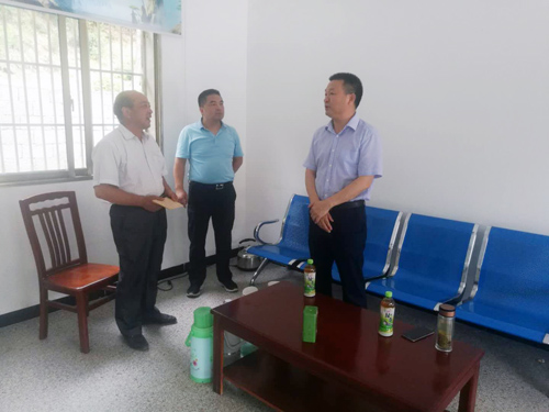 肖大有到青峰镇走访慰问老党员困难党员