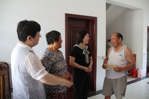 市委统战部副部长王静慰问窑淮镇老党员