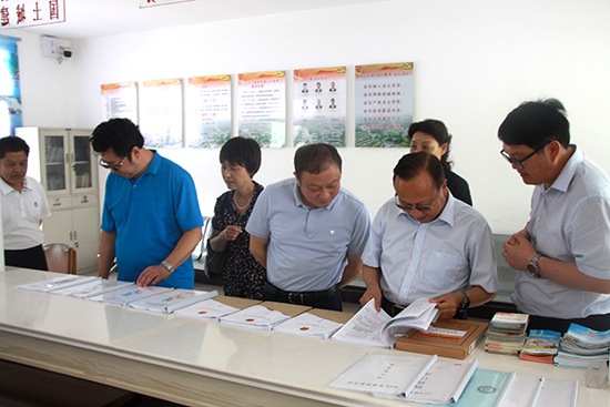 王有群来房调研“人大代表在行动”活动开展情况