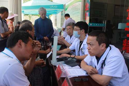 上龛卫生院开展爱心义诊暨“两癌”筛查活动