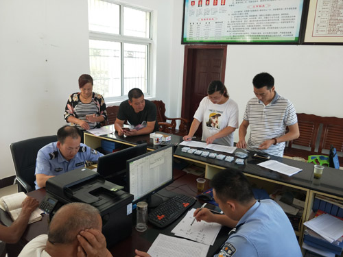 军店人社中心进村入户宣传惠民政策