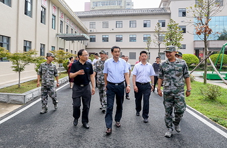 刘海军来房走访慰问驻房部队武警消防官兵