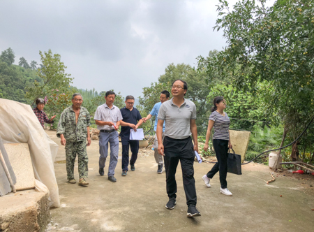 蔡贤忠强调：扶贫干部的主战场在村在户