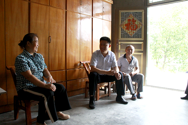 纪道清在红塔镇马栏村开展“五大活动”时要求：扎实做好进村入户工作 集中精力推动精准扶贫再上新台阶