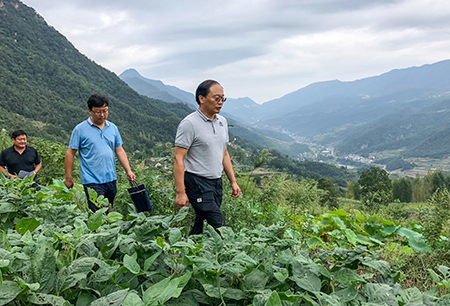 蔡贤忠到万峪河乡开展“进村住户、户户走到”活动