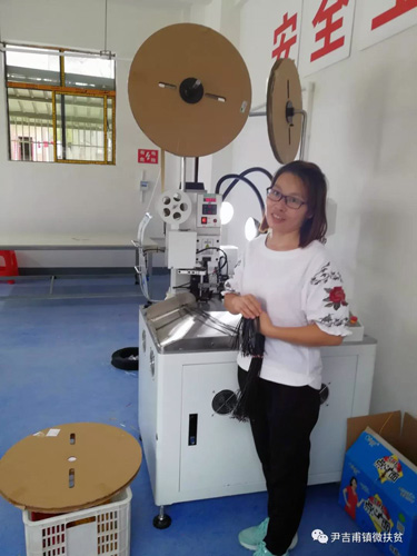 贫困户周开梅扶贫车间显身手