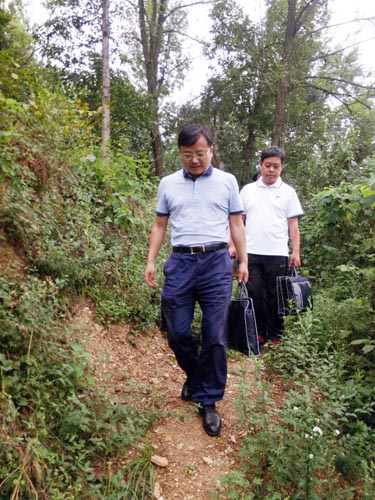 王家波到红塔镇开展“进村住户、户户走到”活动