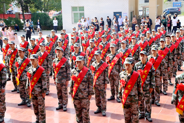 93名房县青年陆续奔赴军营