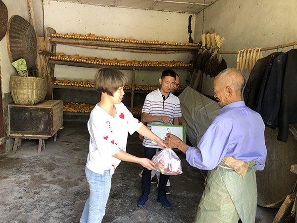 县国土局青年志愿者关心关爱孤寡老人向留守儿童献真情