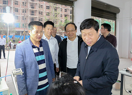 张维国来房走访督导精准扶贫工作