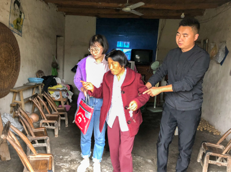 结对帮扶暖人心——县二中帮扶教师李丽华帮贫困户清理旧厕改新厕