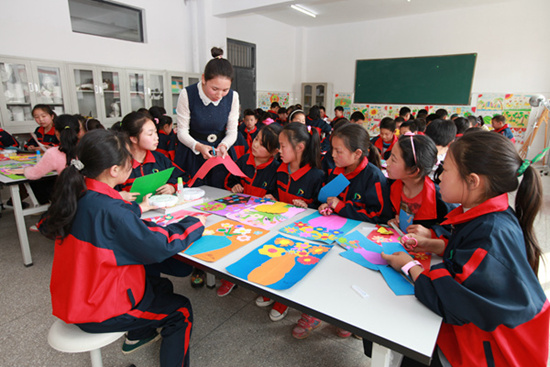 房县教育局督导检查学校工作