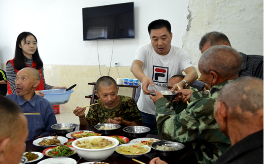 房县审计局爱心志愿者与五台乡福利院老人共度中秋佳节