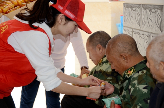 县审计局爱心志愿者与五台乡福利院老人共度中秋佳节