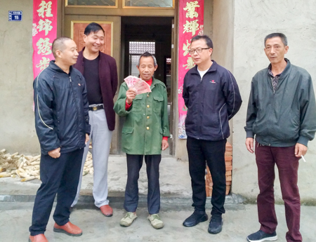 县史志办为贫困户捐款