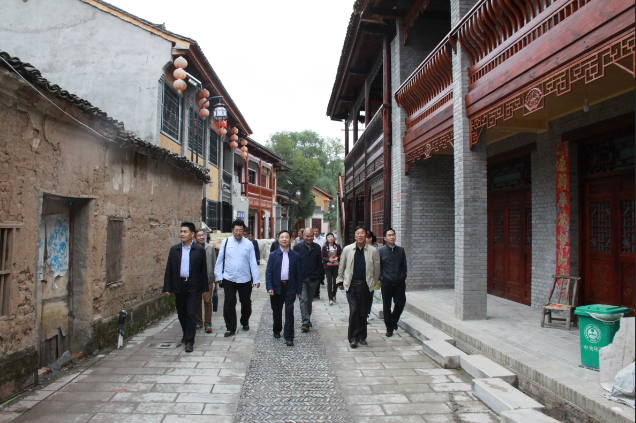 市人大常委会来房开展“十三五”规划中期评估调研