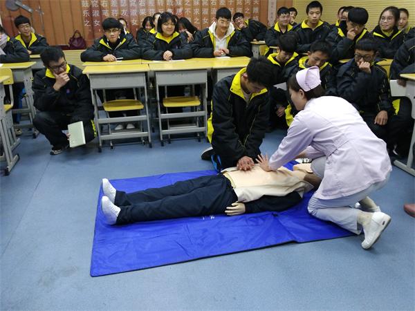 房县一中开展应急救护知识技能培训