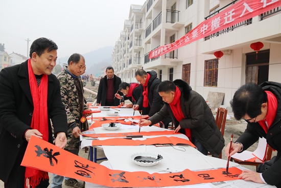 房县扎实开展“为贫困户写春联”活动