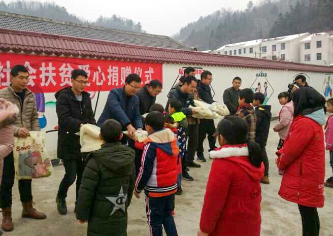 爱心企业为万峪河乡班河小学捐赠冬季保暖用品