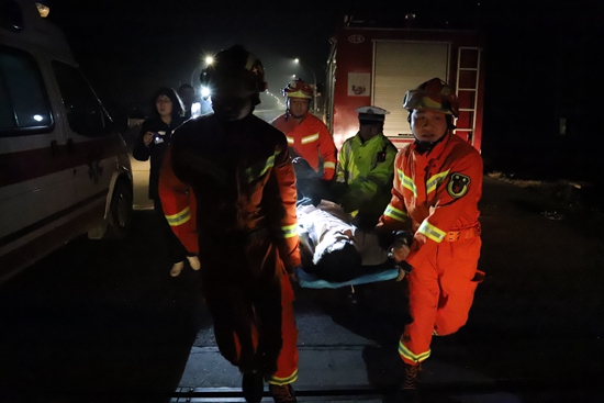 皮卡撞上桥面护墩  县消防中队成功救出被困群众