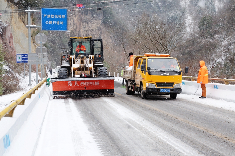 房县交通公路部门除雪保畅战正酣