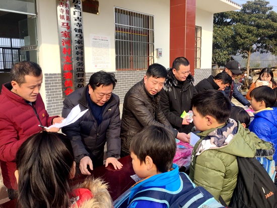 情暖留守儿童  捐赠学习用品