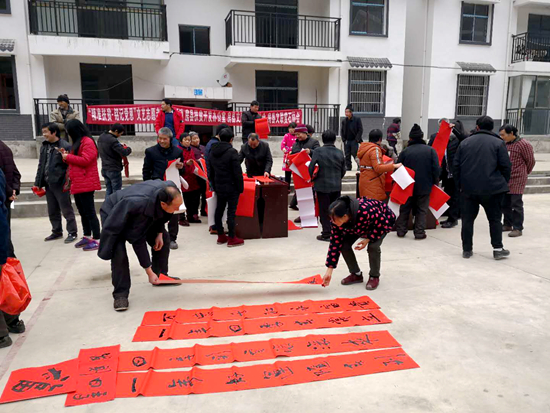 县扶贫办、县文联联合开展送政策、送文艺、送关怀活动