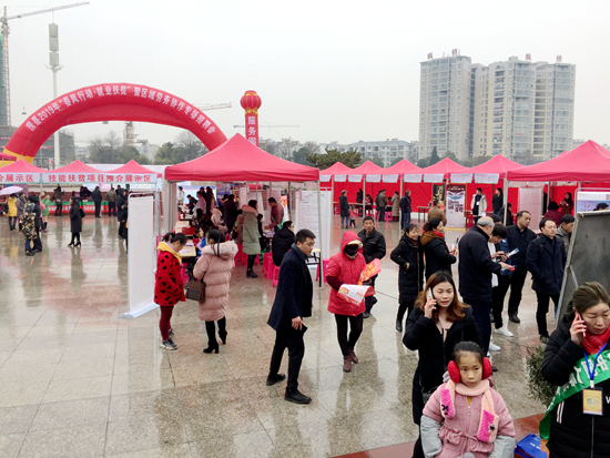 房县举办2019年“春风行动·就业扶贫”暨区域劳务协作专项服务招聘会 110余家企业提供8500余岗位