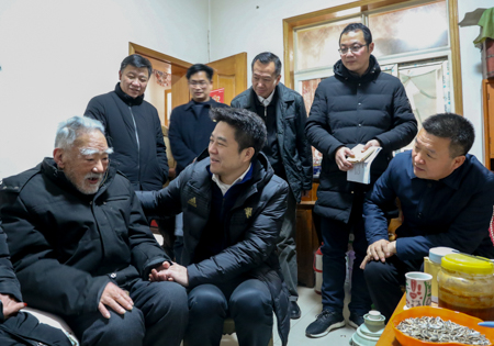 王济民来房看望慰问老党员