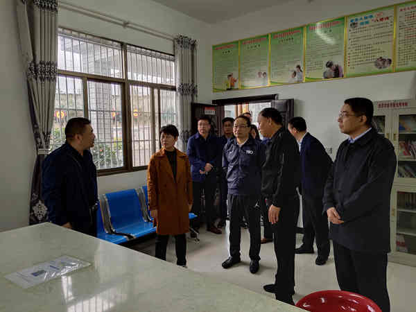 胡志莉来房调研基层党建和精准扶贫等工作