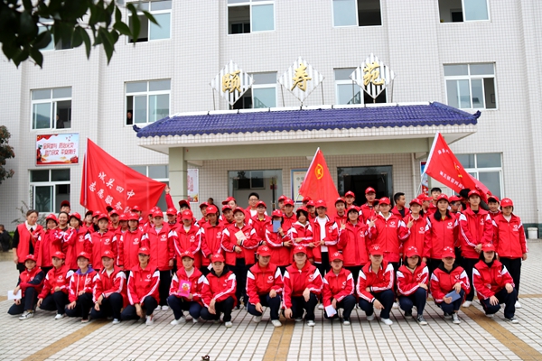 城关四中开展福利院送温暖活动