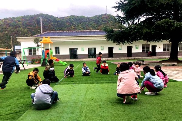 房县野人谷镇西蒿小学草坪正式投使用