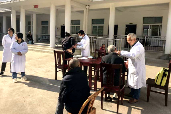 九道乡：情系孤寡老人 关爱群众健康