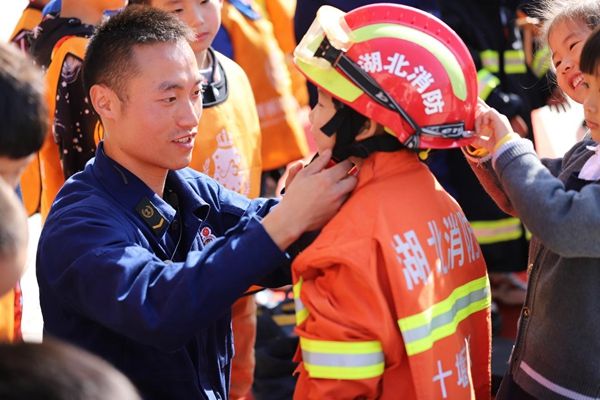 幼儿园师生进红门 感受奇妙“消防之旅”