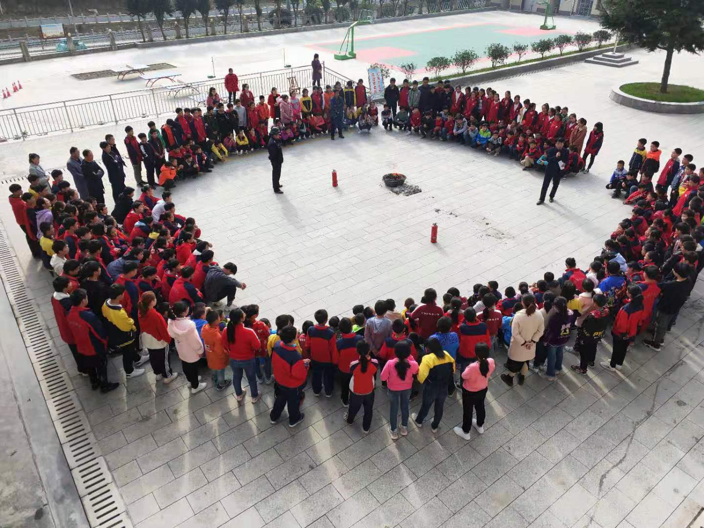 万峪中学开展消防应急演练