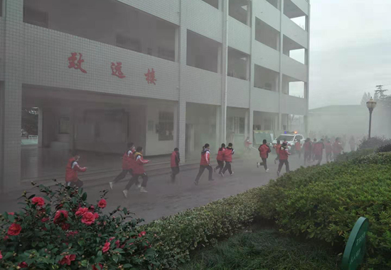 房县七河中学开展消防逃生演练