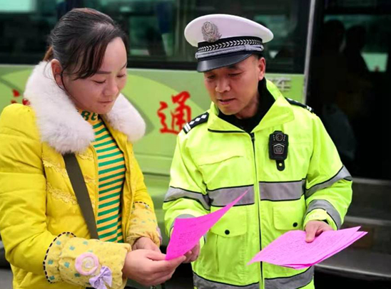 雪天来临 房县交警为市民送平安