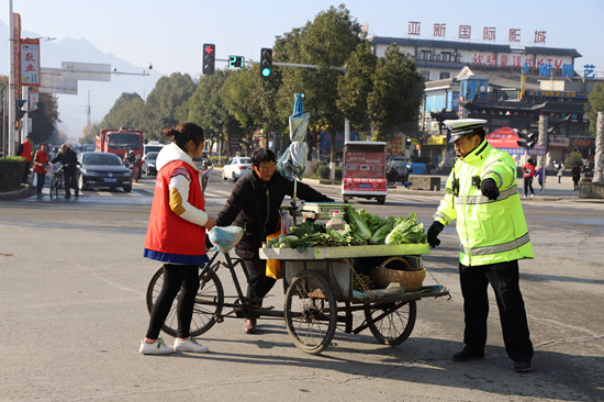 我县举行交通安全日宣传活动