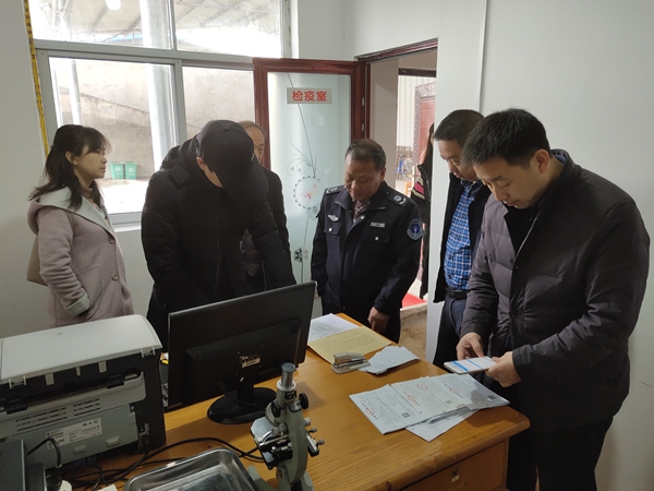 省考评组来房检查省级食品安全示范县创建工作