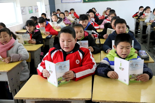 全县各地中小学迎来开学第一天