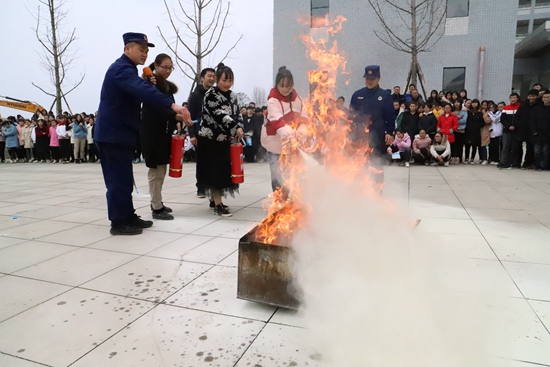 县消防大队开展消防安全“开学第一课”活动