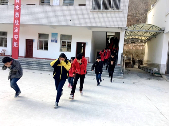 万峪初中开展“消防演练”活动