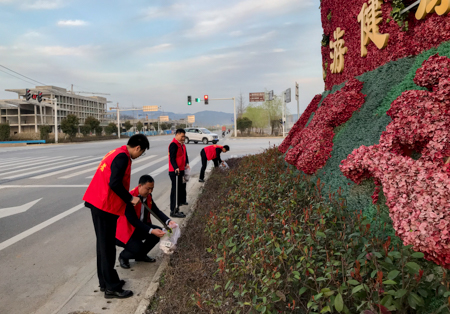 房县高速公路管理所开展学雷锋志愿清洁活动