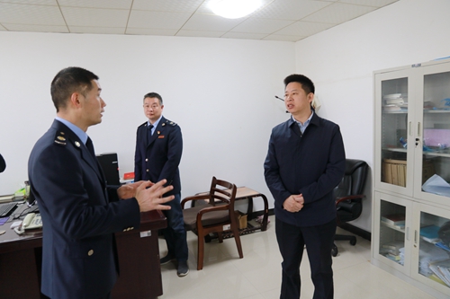 纪道清到县税务局调研